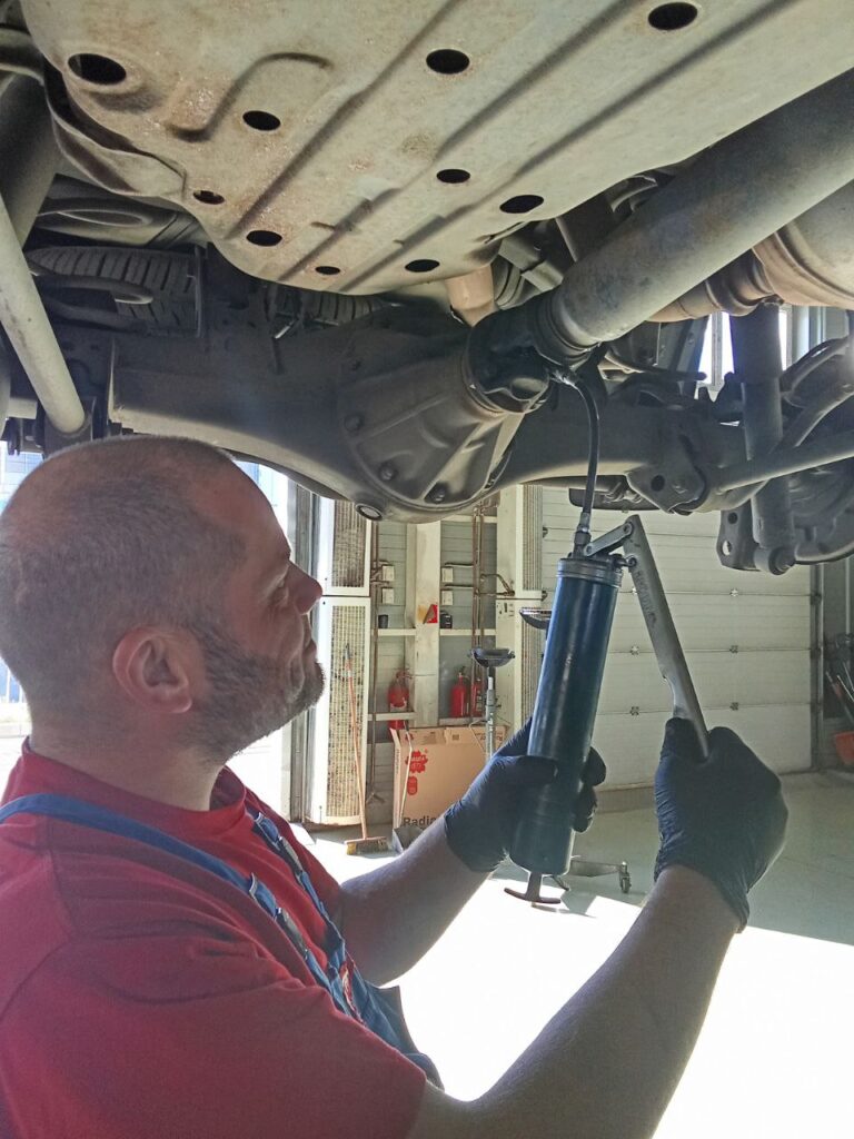 Смазка крестовин карданных валов в автомобилях Toyota Смазка крестовин карданных валов в автомобилях Toyota